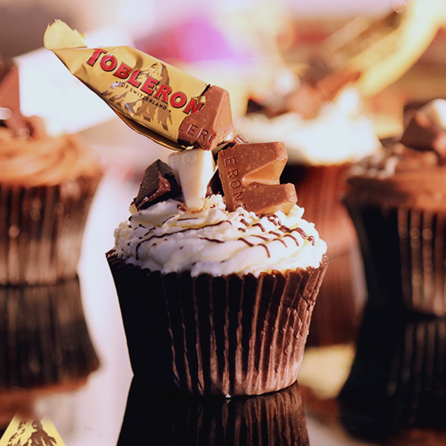 Toblerone Surtido de Mini Chocolate Suizo Mix de Sabores: Chocolate con Leche, Chocolate Blanco y Chocolate Negro con Nougat de Miel y Almendras, Pack 904g